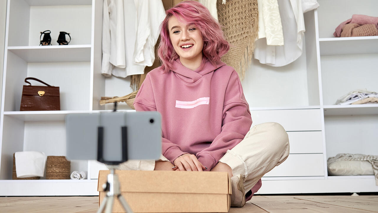 In sogenannten "Haul-Videos" präsentieren etwa Influencerinnen ihre "Shopping-Beute". Solche Videos sind Teil von Sheins Marketing-Strategie. In sogenannten "Haul-Videos" präsentieren etwa Influencerinnen ihre "Shopping-Beute". Solche Videos sind Teil von Sheins Marketing-Strategie.