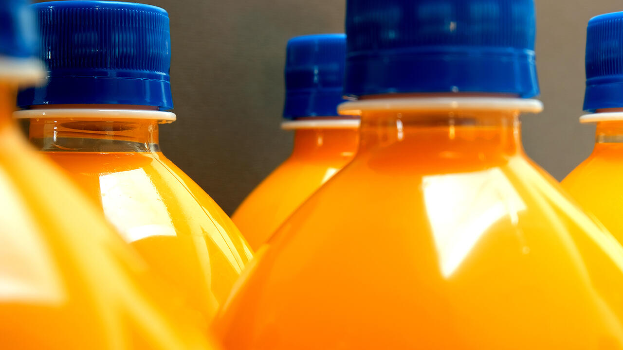 Orangensaft zählt zu den beliebtesten Fruchtsaftgetränken. Aber welche Produkte in den Verkaufsregalen sind empfehlenswert? Wir haben 19 O-Säfte untersucht. Orangensaft zählt zu den beliebtesten Fruchtsaftgetränken. Aber welche Produkte in den Verkaufsregalen sind empfehlenswert? Wir haben 19 O-Säfte untersucht.
