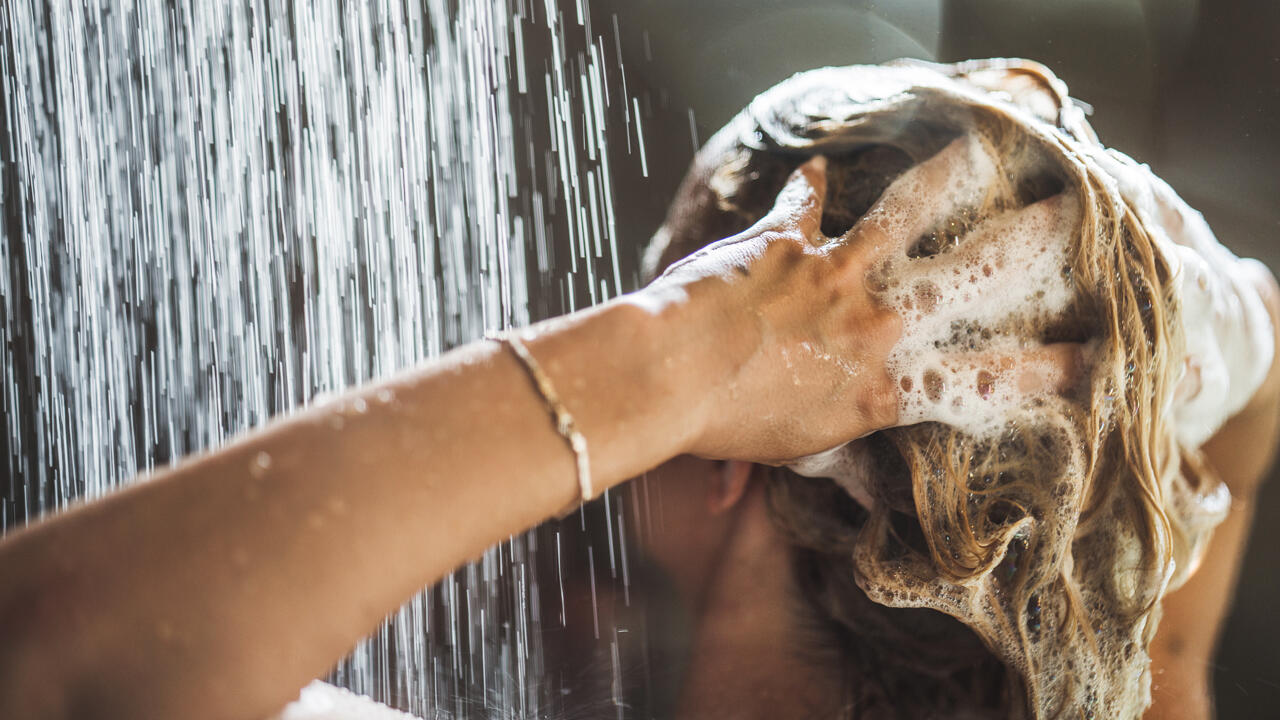 Fünf silikonfreie Shampoos im Test fallen mit „mangelhaft“ oder „ungenügend“ durch. Fünf silikonfreie Shampoos im Test fallen mit „mangelhaft“ oder „ungenügend“ durch.